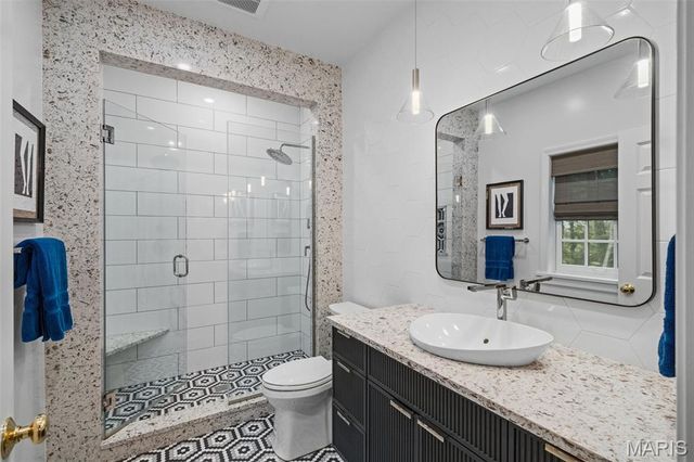 33 Gouvenor Lane, Ladue, MO 63124