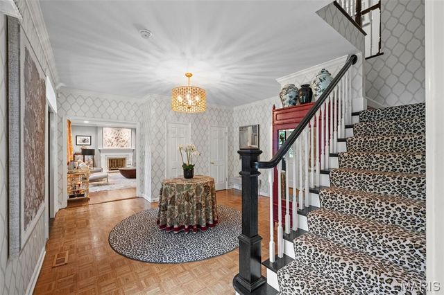 33 Gouvenor Lane, Ladue, MO 63124