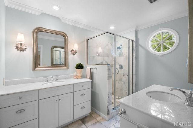 33 Gouvenor Lane, Ladue, MO 63124