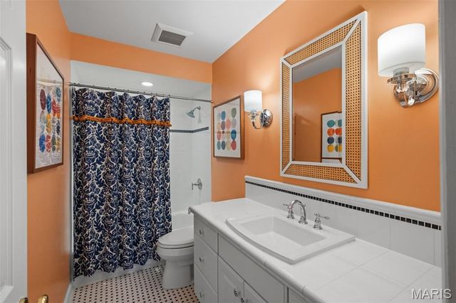 33 Gouvenor Lane, Ladue, MO 63124