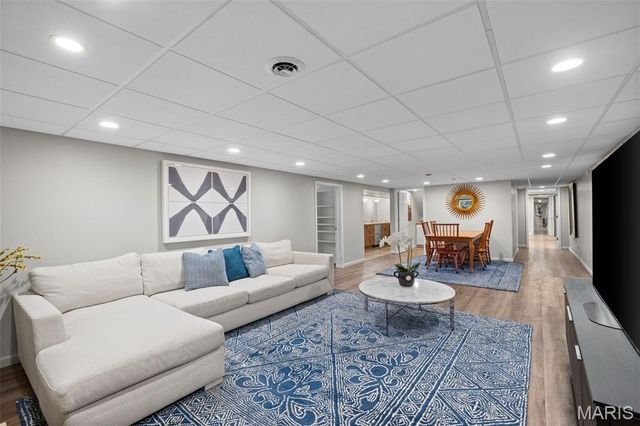 33 Gouvenor Lane, Ladue, MO 63124