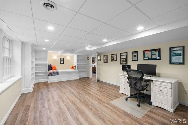 33 Gouvenor Lane, Ladue, MO 63124