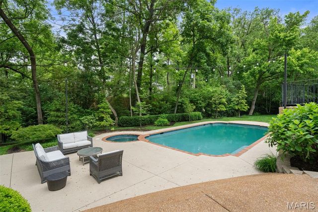 33 Gouvenor Lane, Ladue, MO 63124