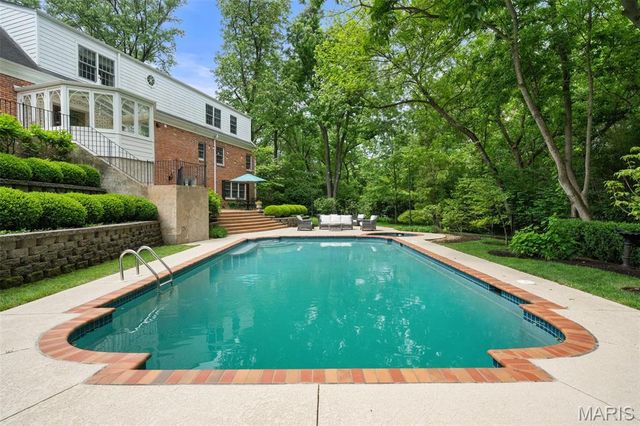 33 Gouvenor Lane, Ladue, MO 63124