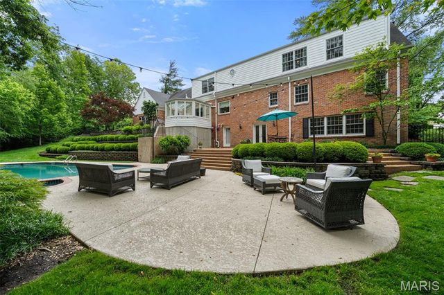33 Gouvenor Lane, Ladue, MO 63124