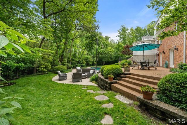 33 Gouvenor Lane, Ladue, MO 63124