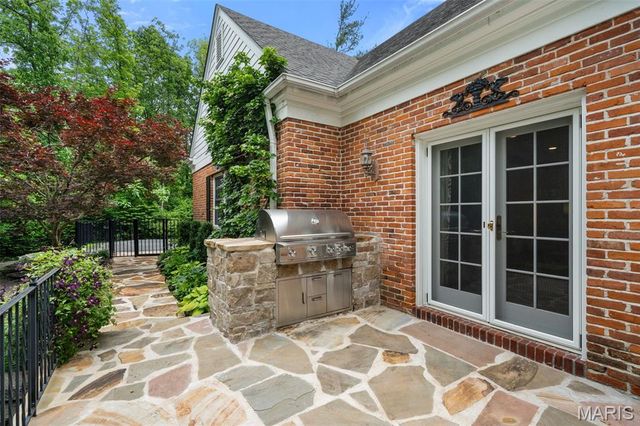 33 Gouvenor Lane, Ladue, MO 63124