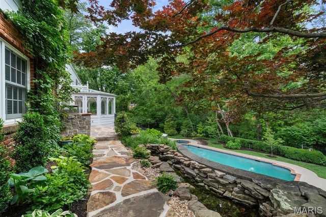 33 Gouvenor Lane, Ladue, MO 63124