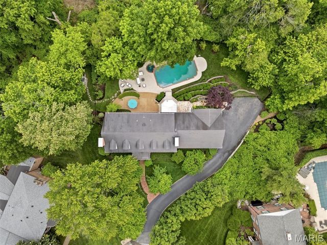 33 Gouvenor Lane, Ladue, MO 63124