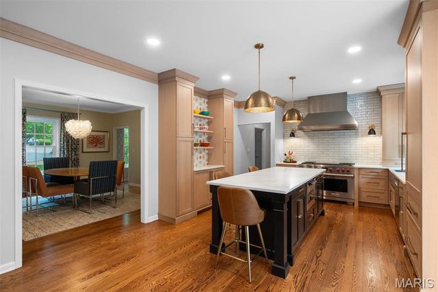 33 Gouvenor Lane, Ladue, MO 63124