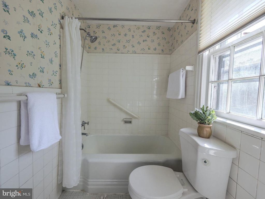 Image 1 of property listing at 188 MARLYN AVE, Lansdowne, PA 19050