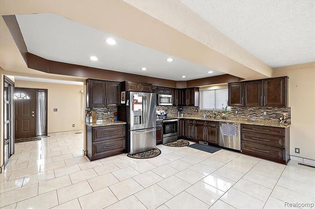 5061 Temple Drive, Sterling Heights, MI 48310