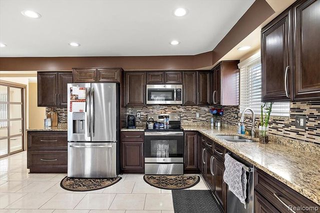 5061 Temple Drive, Sterling Heights, MI 48310