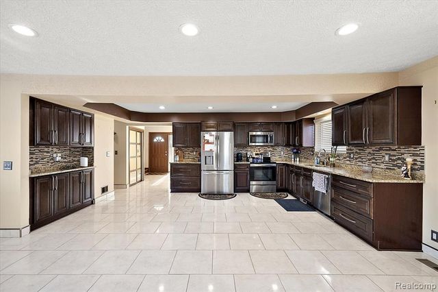 5061 Temple Drive, Sterling Heights, MI 48310