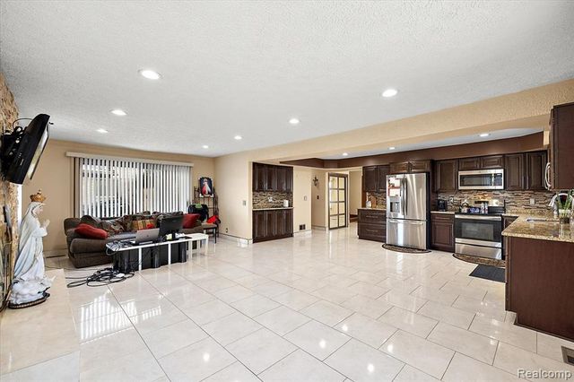 5061 Temple Drive, Sterling Heights, MI 48310