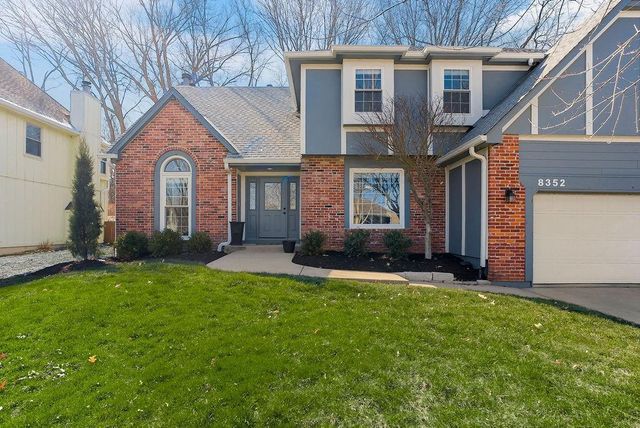 8352 Oakview Circle, Lenexa, KS 66215