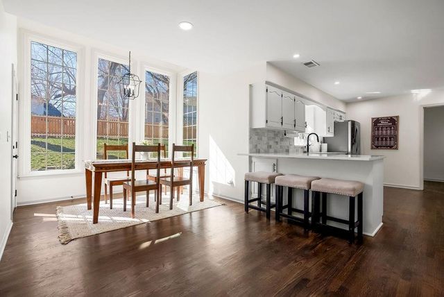 8352 Oakview Circle, Lenexa, KS 66215