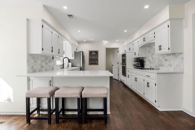 8352 Oakview Circle, Lenexa, KS 66215