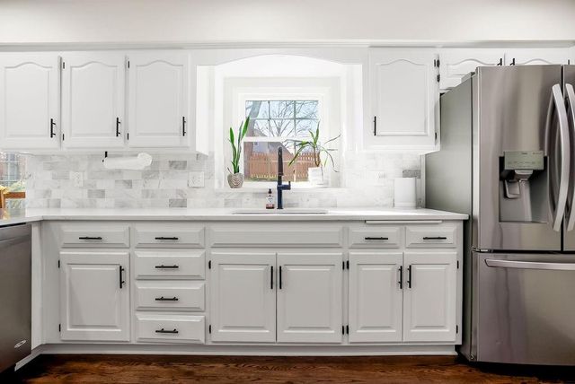 8352 Oakview Circle, Lenexa, KS 66215