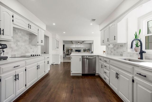 8352 Oakview Circle, Lenexa, KS 66215