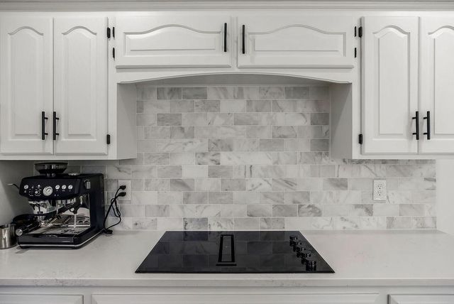 8352 Oakview Circle, Lenexa, KS 66215