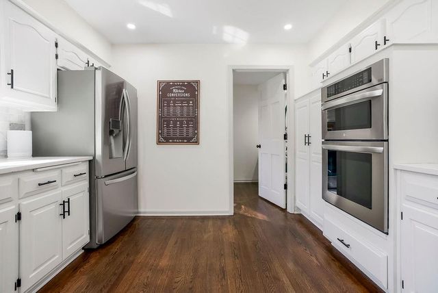 8352 Oakview Circle, Lenexa, KS 66215