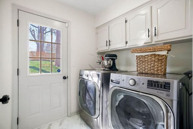 8352 Oakview Circle, Lenexa, KS 66215