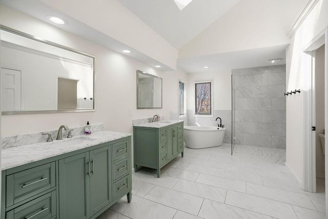 8352 Oakview Circle, Lenexa, KS 66215