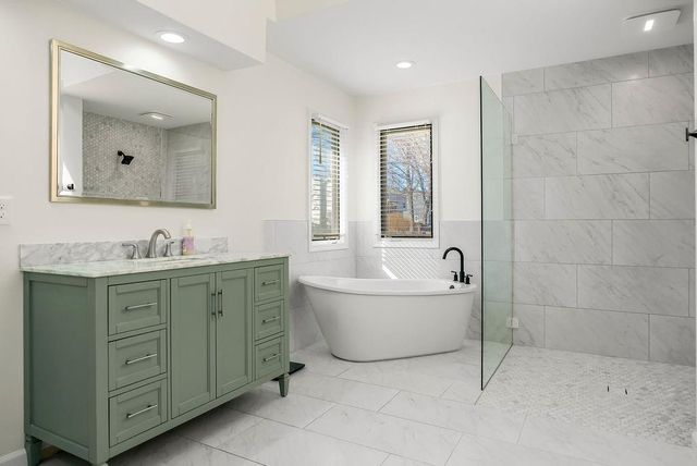 8352 Oakview Circle, Lenexa, KS 66215