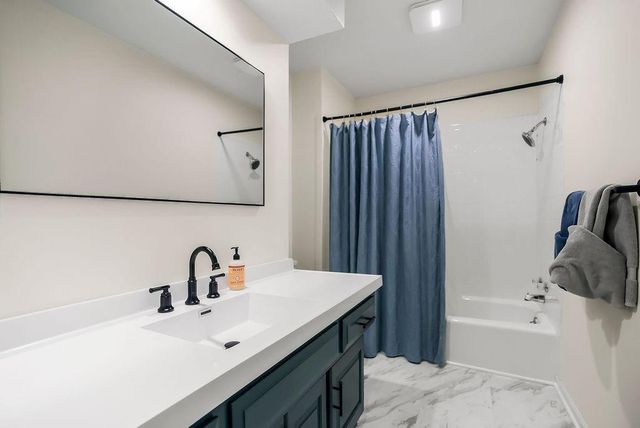 8352 Oakview Circle, Lenexa, KS 66215