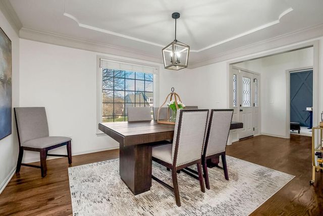 8352 Oakview Circle, Lenexa, KS 66215