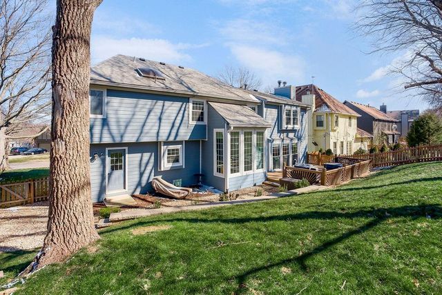 8352 Oakview Circle, Lenexa, KS 66215