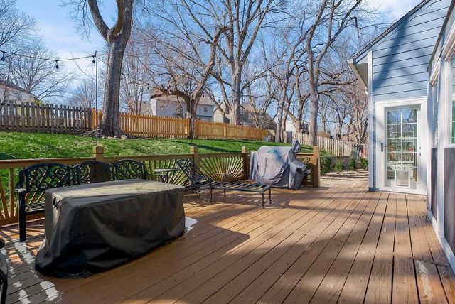 8352 Oakview Circle, Lenexa, KS 66215