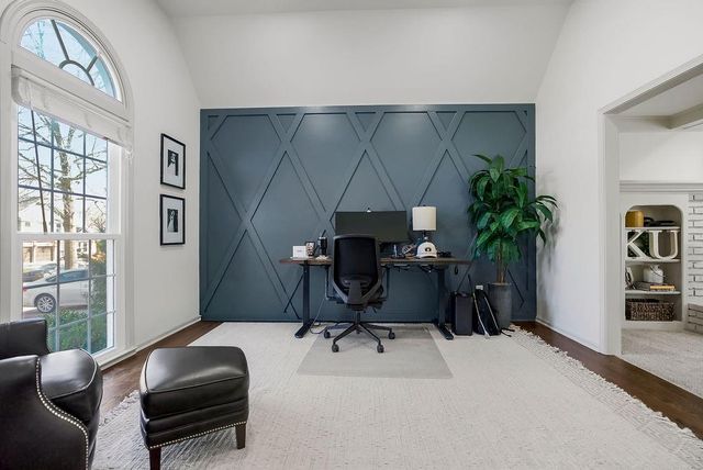 8352 Oakview Circle, Lenexa, KS 66215