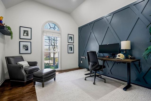 8352 Oakview Circle, Lenexa, KS 66215