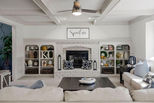 8352 Oakview Circle, Lenexa, KS 66215