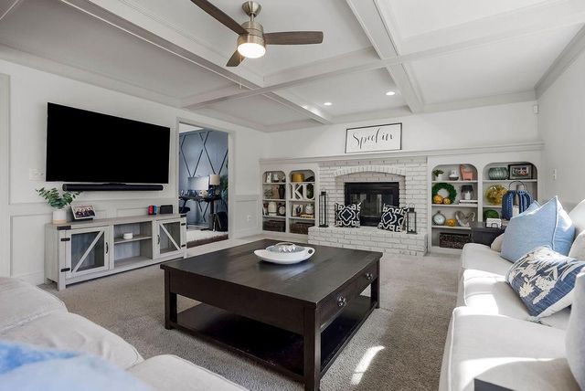 8352 Oakview Circle, Lenexa, KS 66215