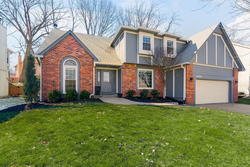 8352 Oakview Circle, Lenexa, KS 66215