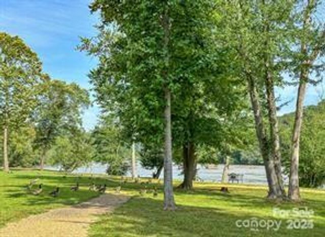 2 River Run 1R, Asheville, NC 28804