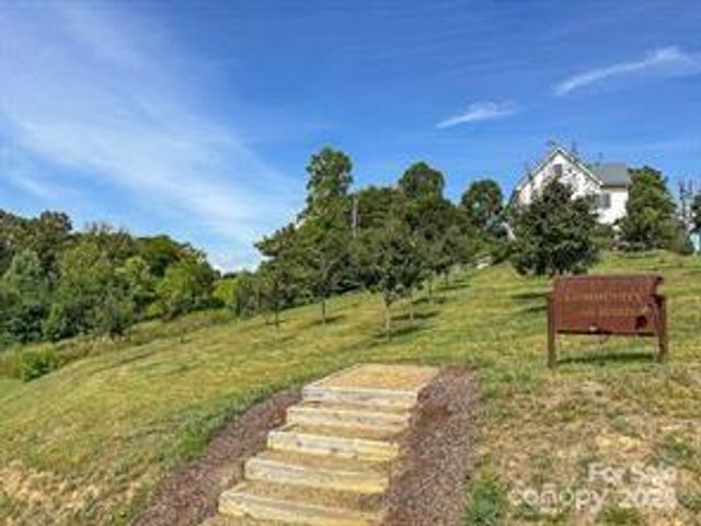 2 River Run 1R, Asheville, NC 28804