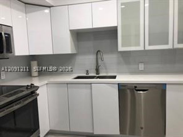 100 Bayview Dr 521, Sunny Isles Beach, FL 33160