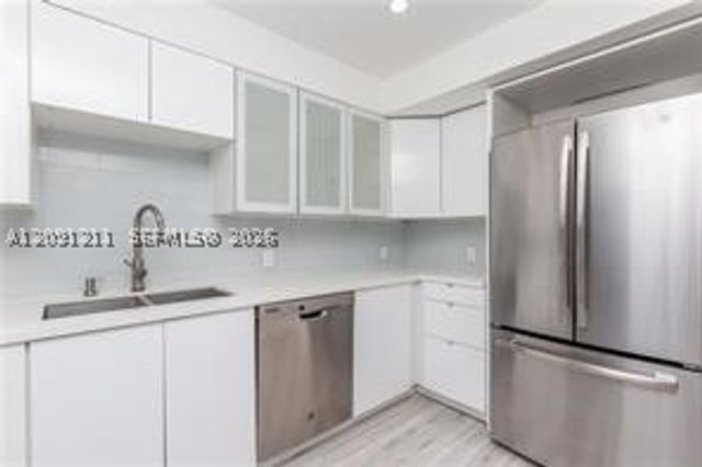 100 Bayview Dr 521, Sunny Isles Beach, FL 33160