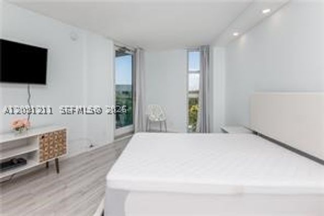 100 Bayview Dr 521, Sunny Isles Beach, FL 33160