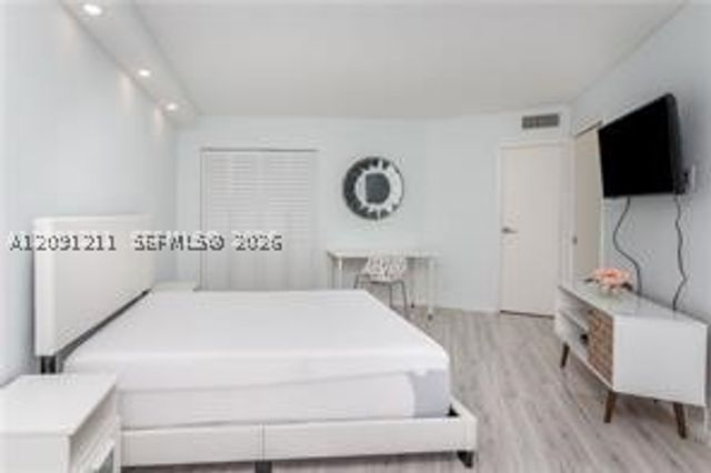 100 Bayview Dr 521, Sunny Isles Beach, FL 33160