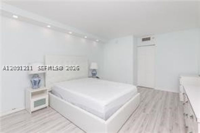 100 Bayview Dr 521, Sunny Isles Beach, FL 33160