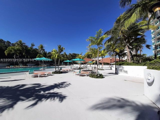 100 Bayview Dr 521, Sunny Isles Beach, FL 33160