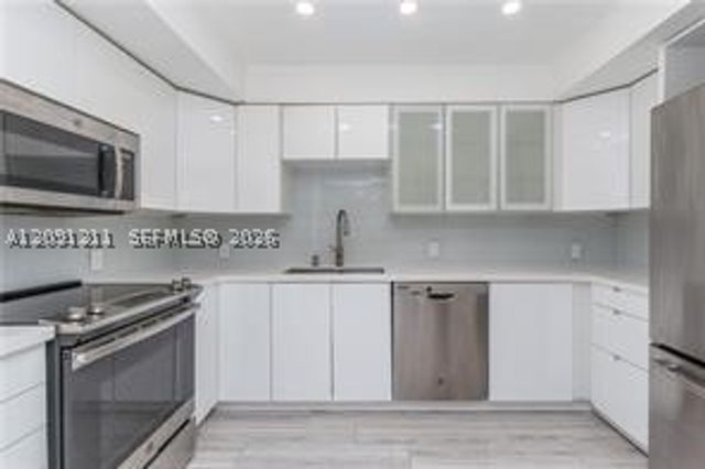 100 Bayview Dr 521, Sunny Isles Beach, FL 33160
