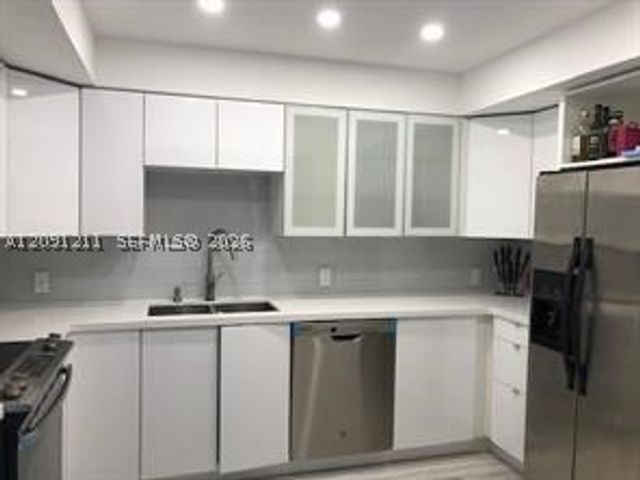100 Bayview Dr 521, Sunny Isles Beach, FL 33160
