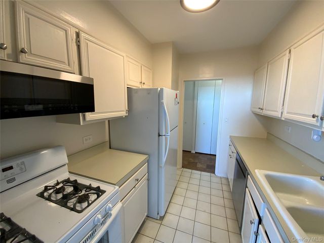 27010 Grand Central Parkway 16S, Floral Park, NY 11005