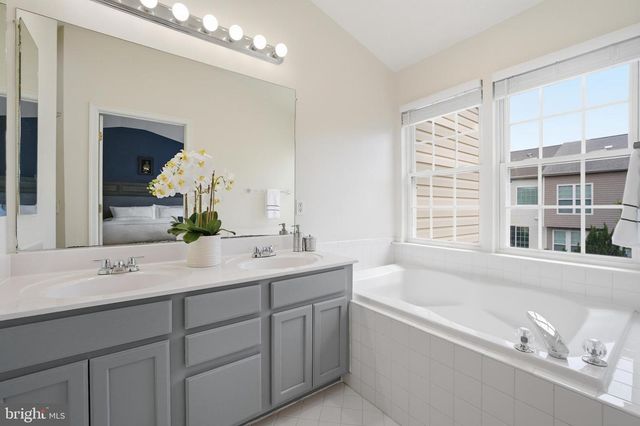 13511 LAVENDER MIST LN, Centreville, VA 20120